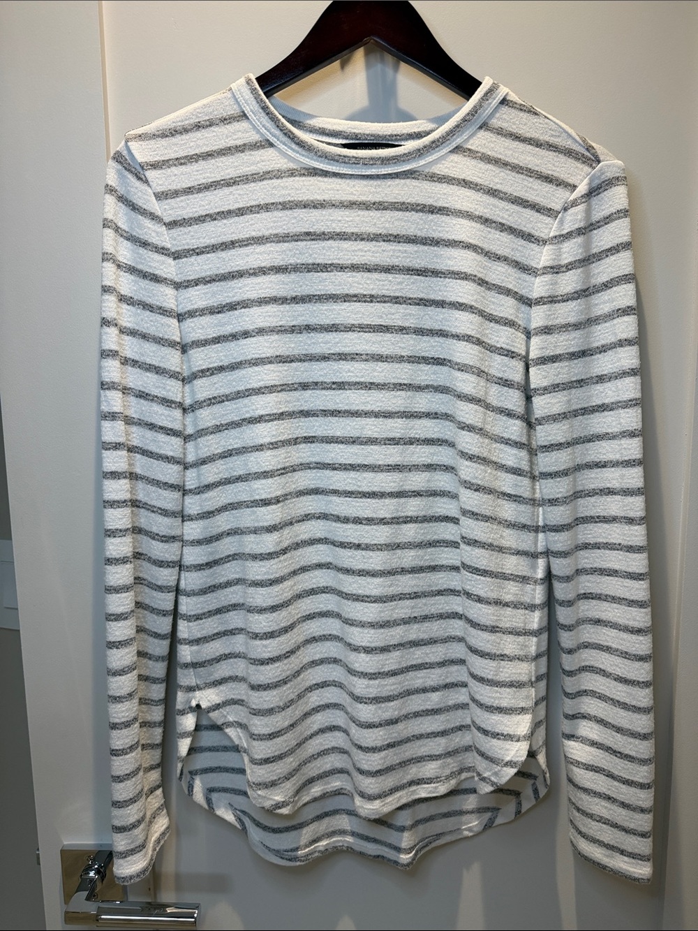 Banana Republic Luxespun Curved Hem Long Sleeve Shirt - XS - White/Grey Striped